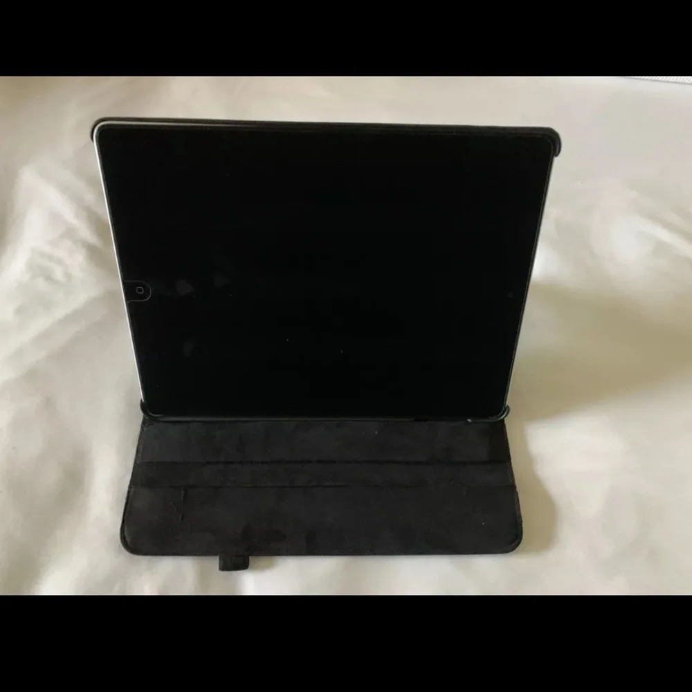 Apple Ipad 2nd Generation 16 GB Black with Bluetooth Keyboard Faux Croc Case